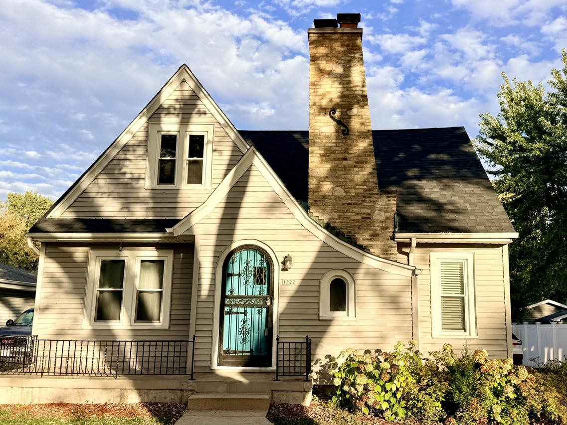 1522 S Sunny Slope Rd, New Berlin, WI 53151