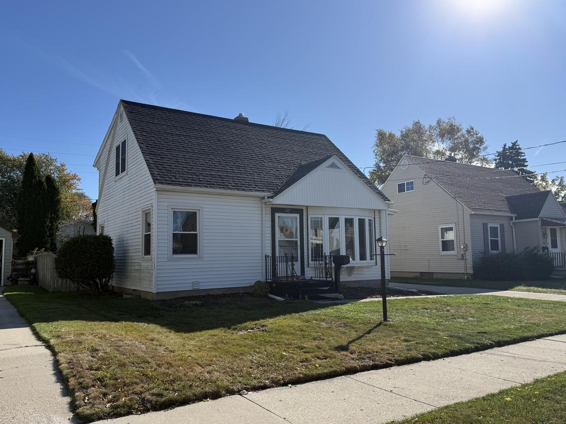 1317 S 20th St, Manitowoc, WI 54220