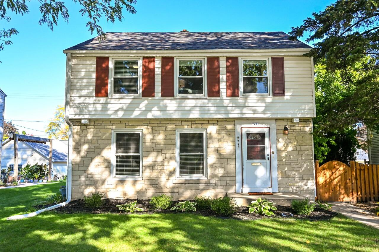 7224 W Bluemound Rd, Wauwatosa, WI 53213