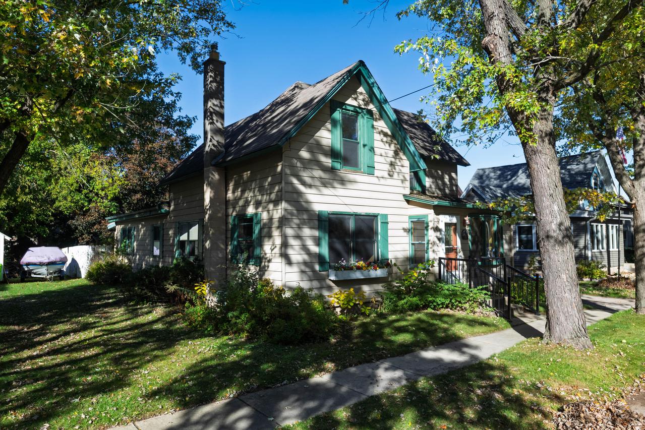 221 Evergreen St, Dousman, WI 53118