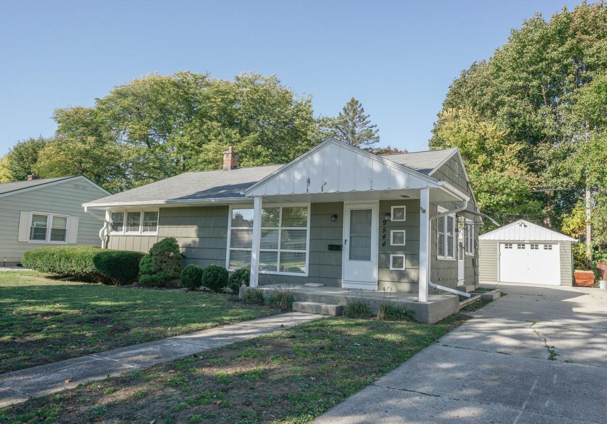 9544 W Lorraine Pl, Milwaukee, WI 53222