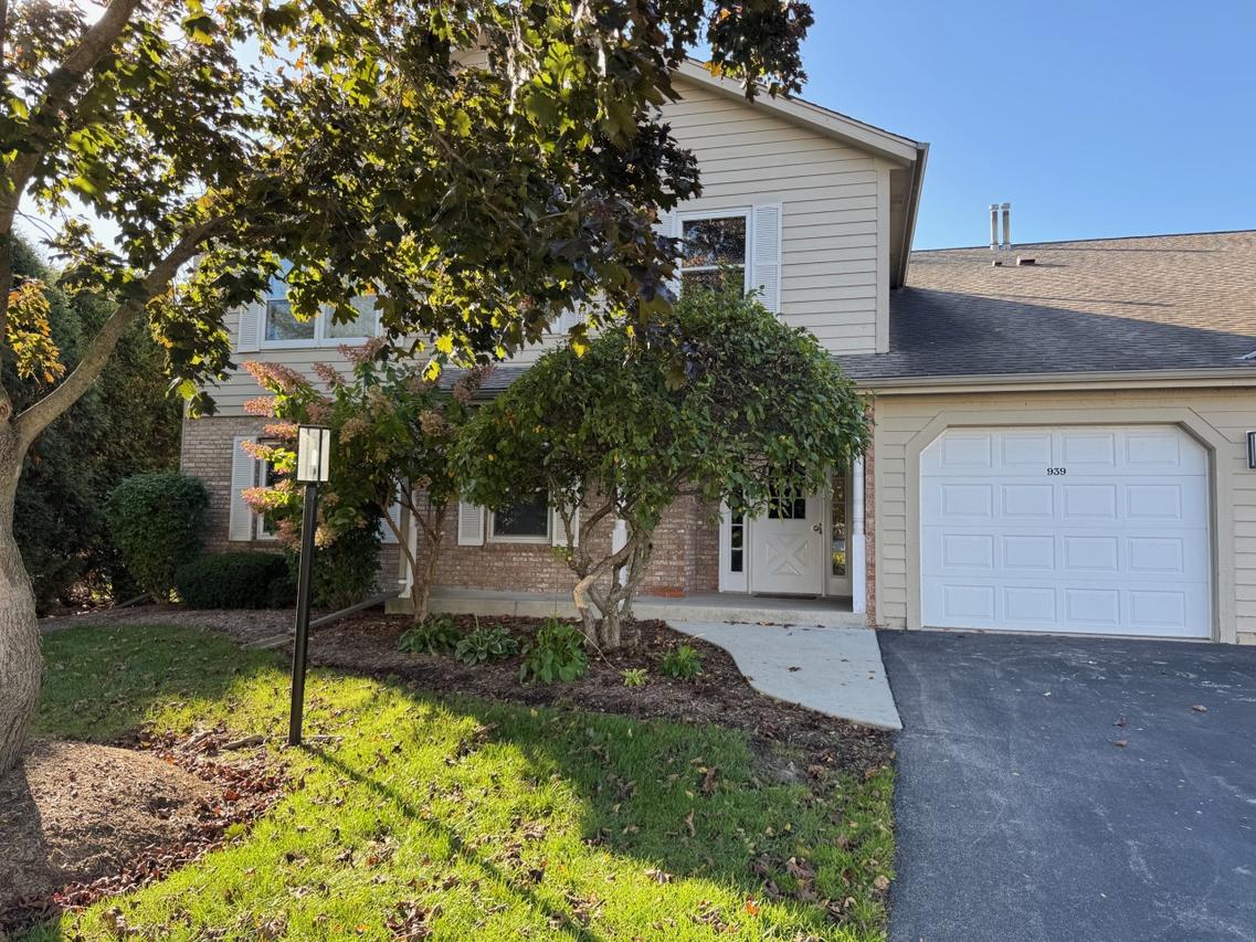 939 Crestwood Dr #1D, Burlington, WI 53105