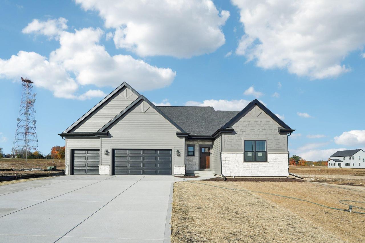 465 Sandstone St, Slinger, WI 53086