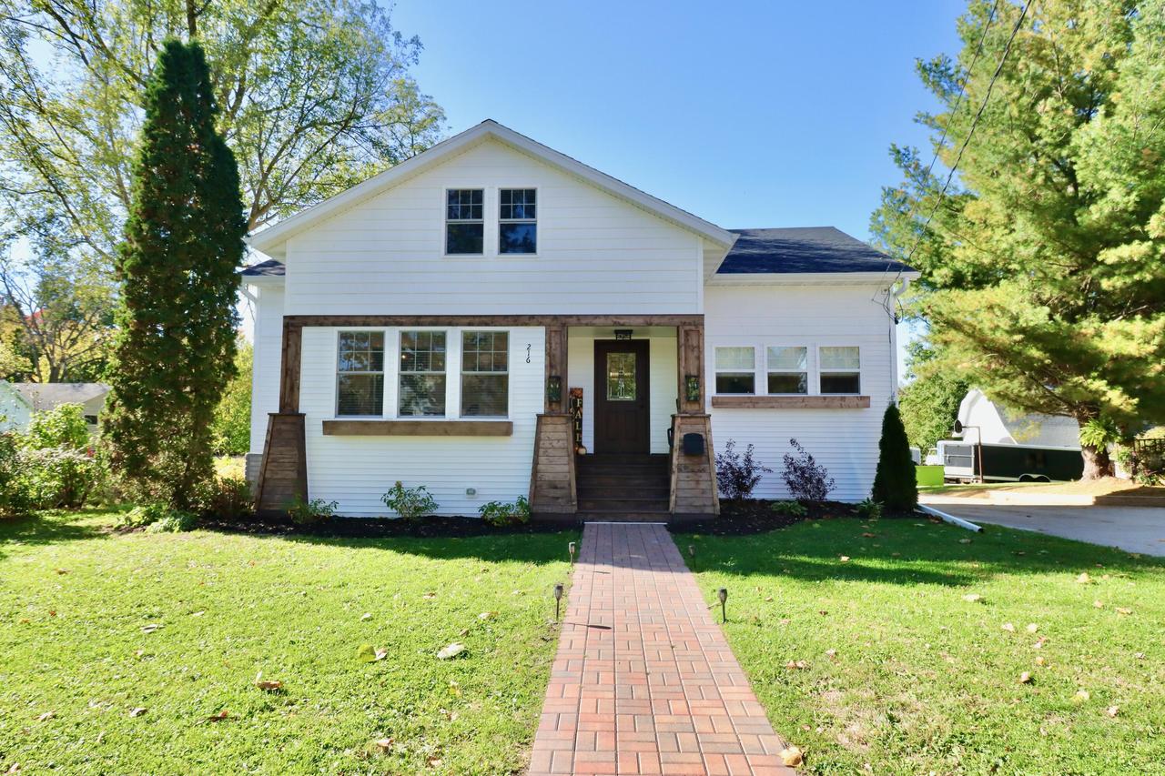 216 N 5th St, Delavan, WI 53115