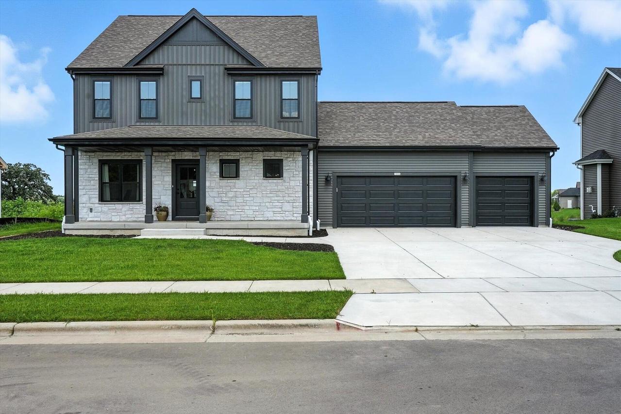 1226 Green Tree Dr, Oconomowoc, WI 53066