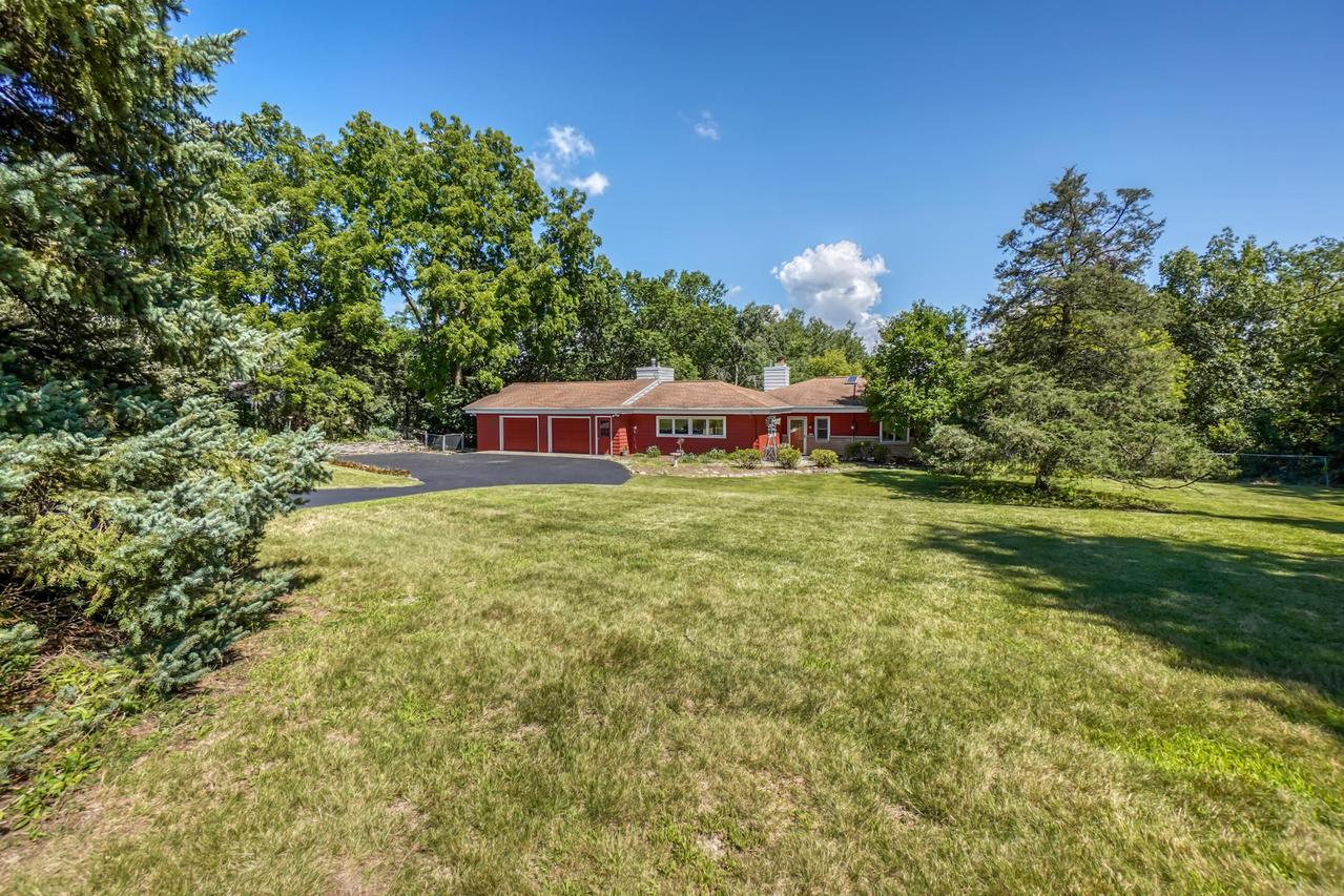2117 Hillside Dr, Delafield, WI 53018