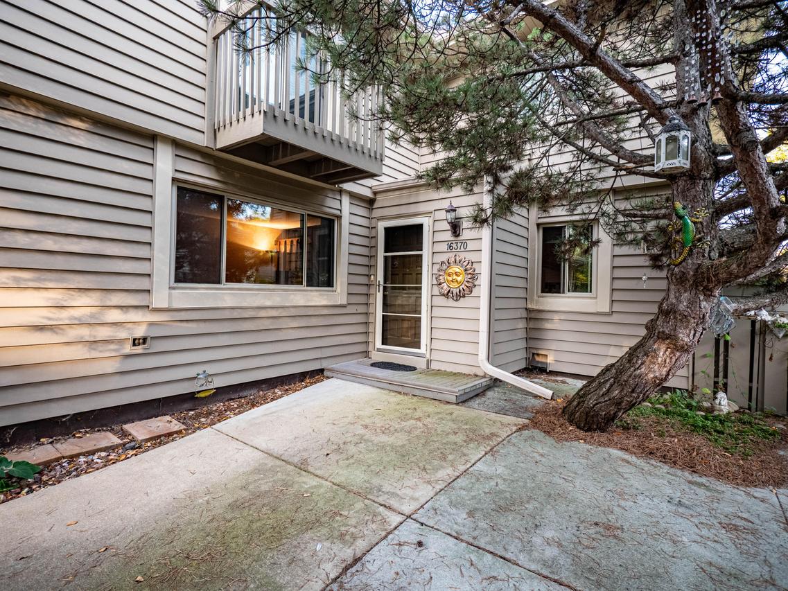 16370 W Coachlight Dr, New Berlin, WI 53151