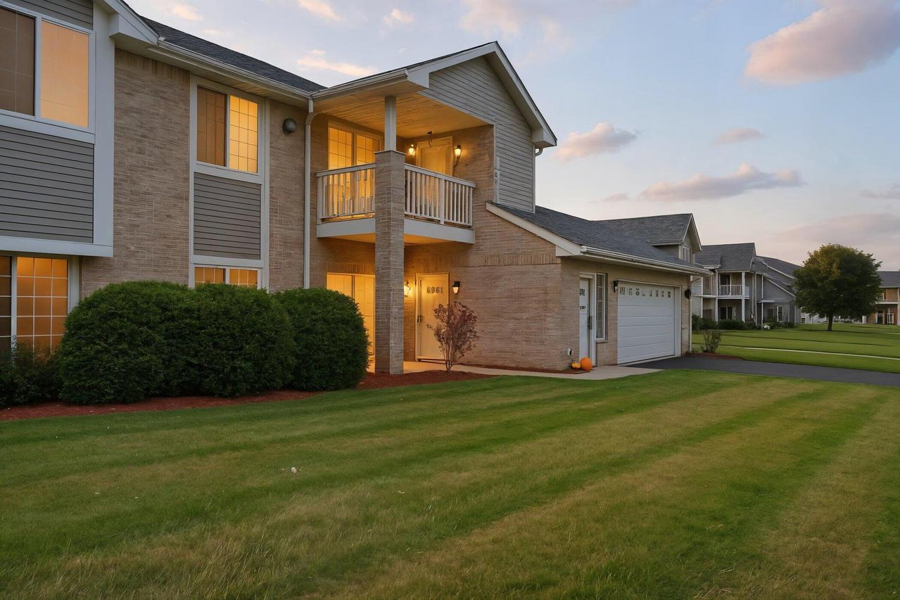 6961 S Rolling Meadows, Oak Creek, WI 53154