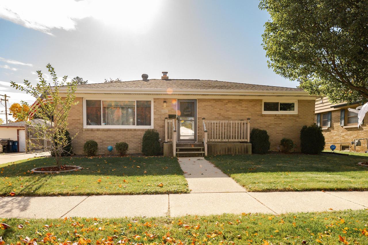 2821 Pinehurst Ave, Racine, WI 53403