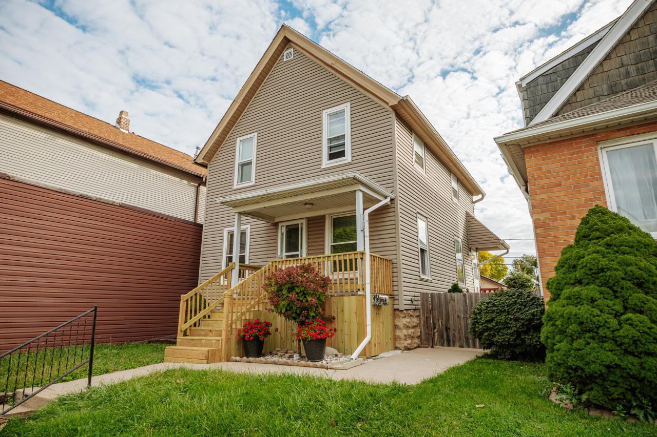 1946 S 76th St, West Allis, WI 53219