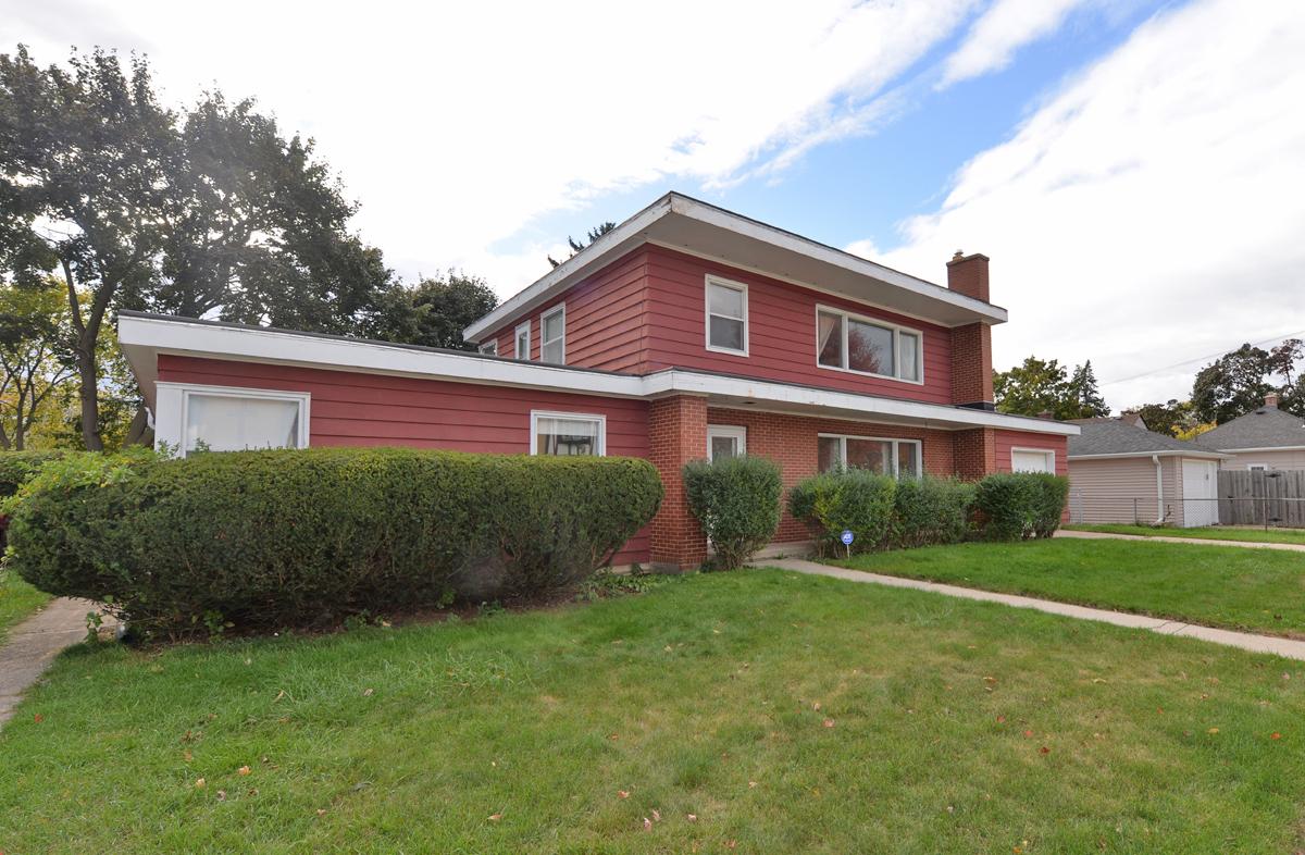 2711 Gilson St, Racine, WI 53403