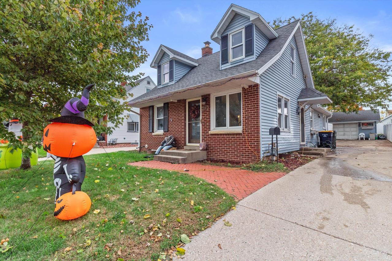 2172 S 98th St, West Allis, WI 53227