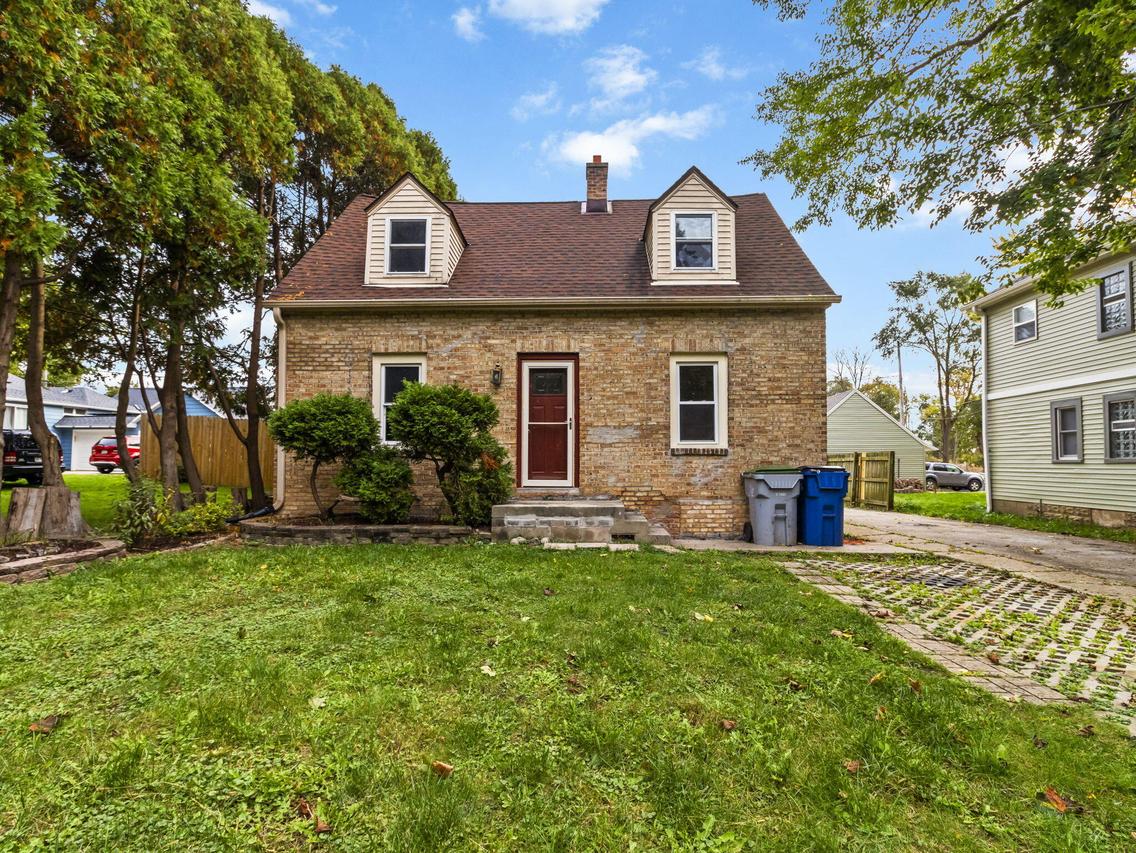 6212 N 106th St, Milwaukee, WI 53225