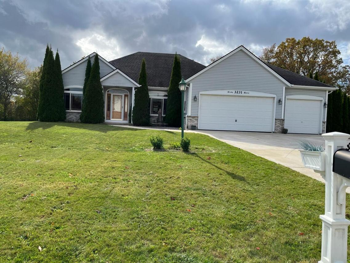 3231 E Lindy Ln, Oak Creek, WI 53154