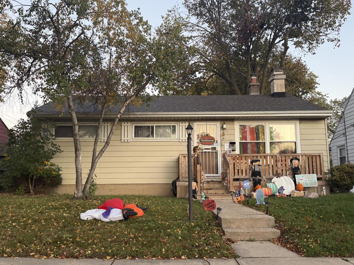 8014 W Grantosa Dr, Milwaukee, WI 53218