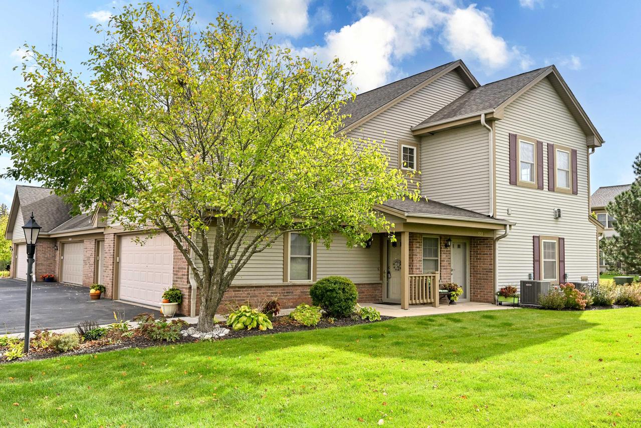 W170N5582 Ridgewood Dr, Menomonee Falls, WI 53051