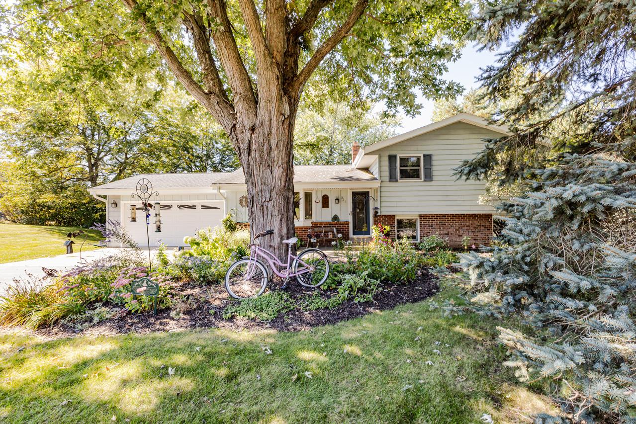 327 Wakefield Downs -, Wales, WI 53183