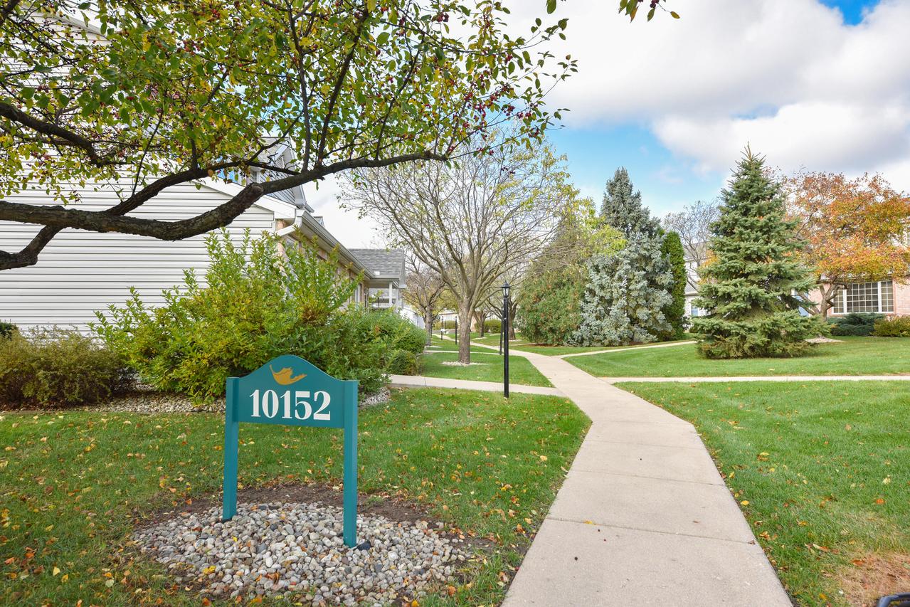10152 W Whitnall Edge Dr #E, Franklin, WI 53132