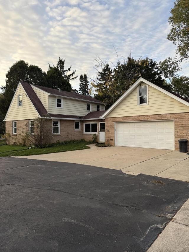 W142N6966 Oakwood Dr, Waukesha, WI 53051
