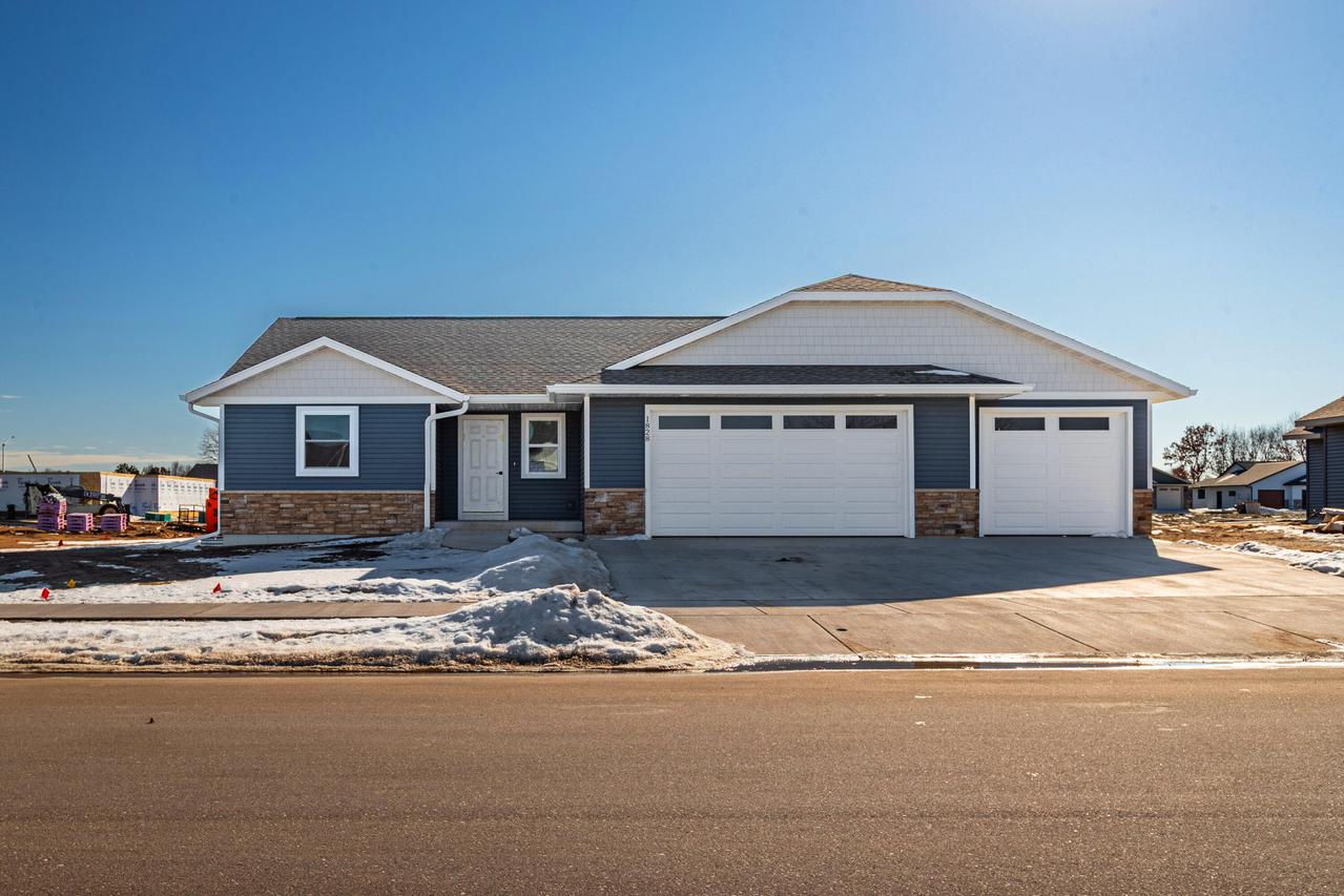 1828 Arches Dr, Holmen, WI 54636