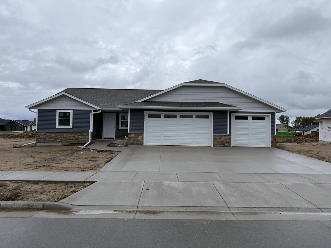 1828 Arches Dr, Holmen, WI 54636