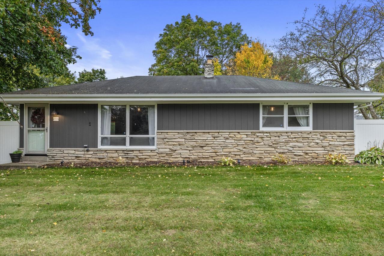 19423 W Vista Dr, New Berlin, WI 53146