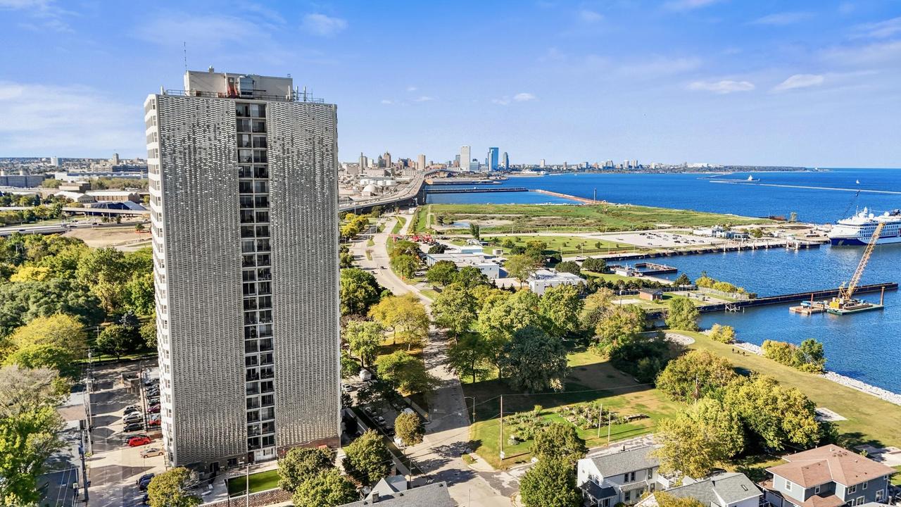 2525 S Shore Dr #12D, Milwaukee, WI 53207