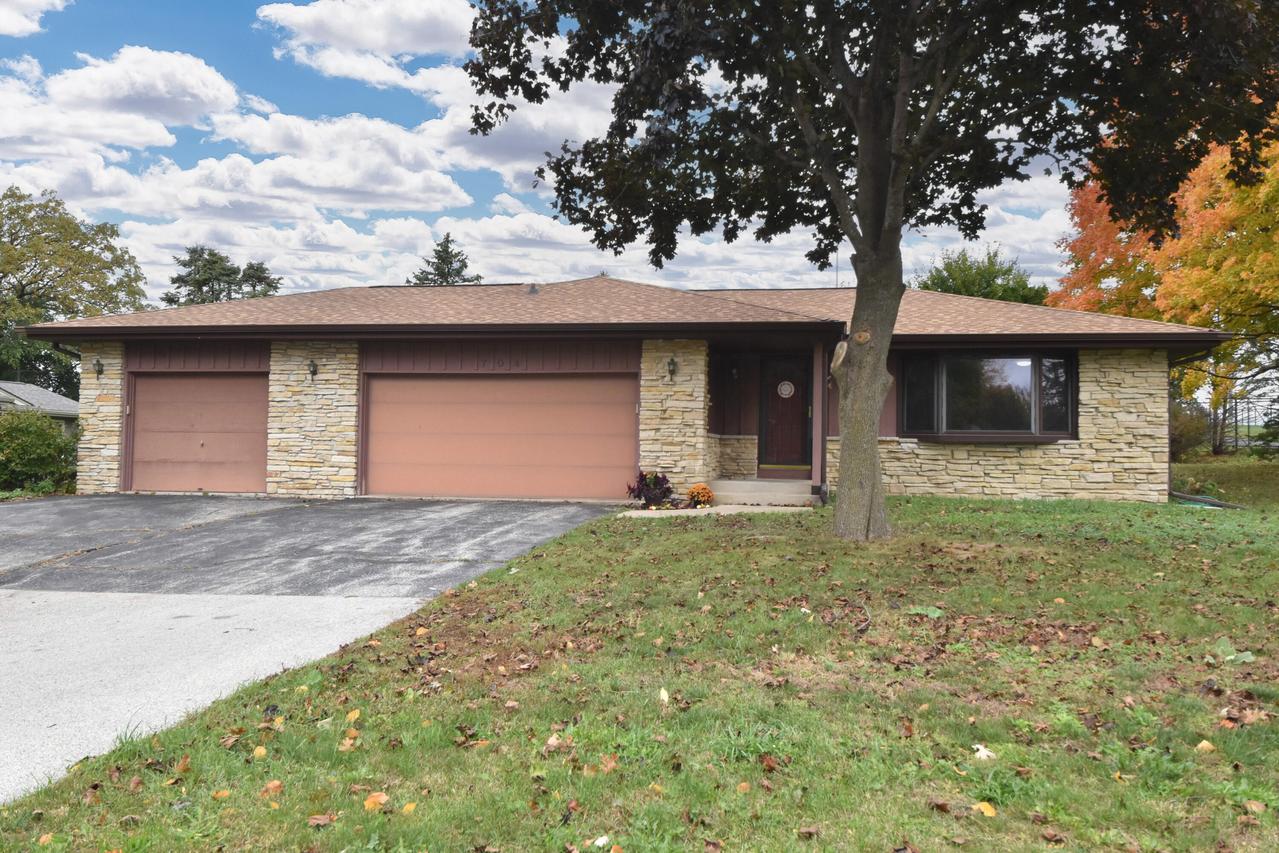 704 Thackeray Trl, Oconomowoc, WI 53066