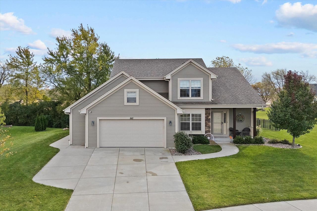 981 Log Cabin Ln, Belgium, WI 53004