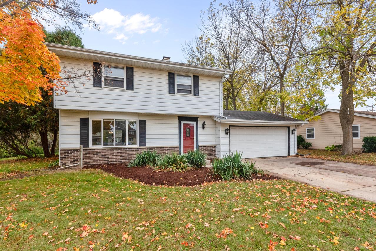 104 W Stoney Ridge, Saukville, WI 53080