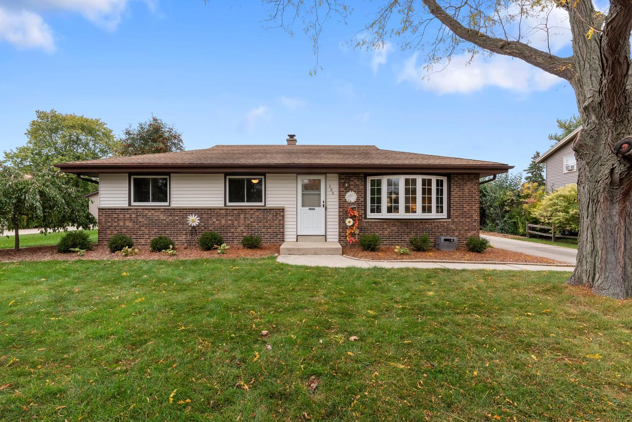 390 E Darlene Ln., Oak Creek, WI 53154