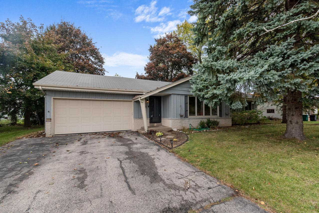 W174N9287 Joper Rd, Menomonee Falls, WI 53051
