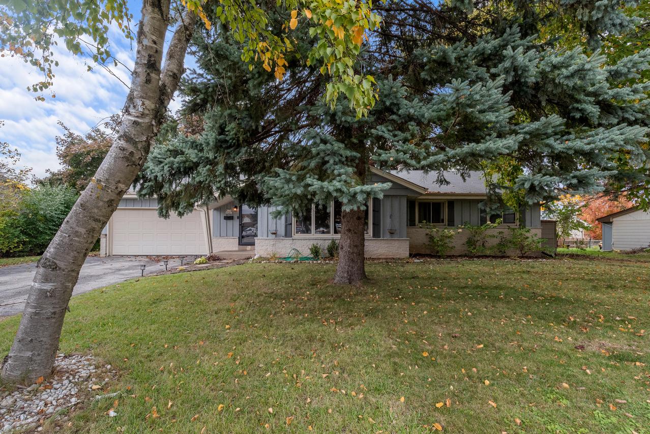 W174N9287 Joper Rd, Menomonee Falls, WI 53051