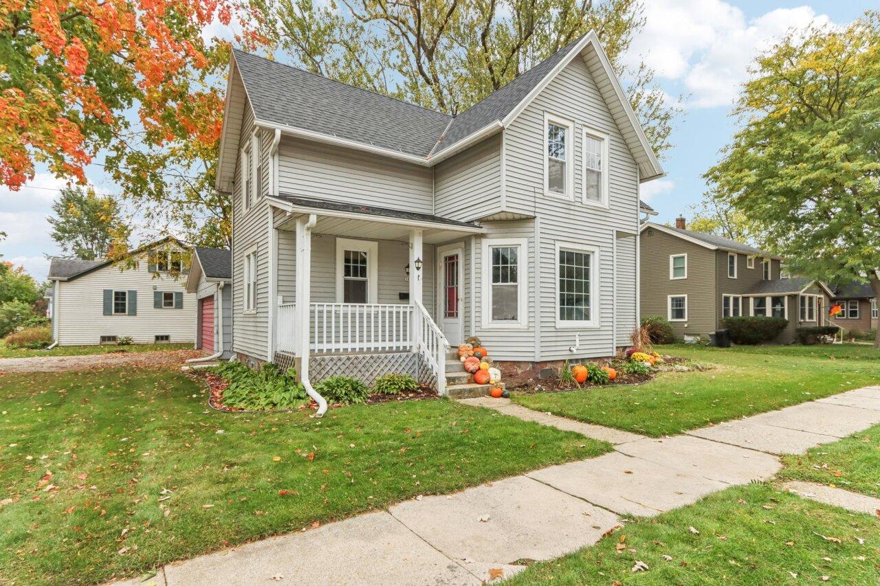 305 W 2nd St, Oconomowoc, WI 53066