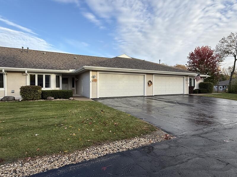 604 Hartford Sq, Hartford, WI 53027