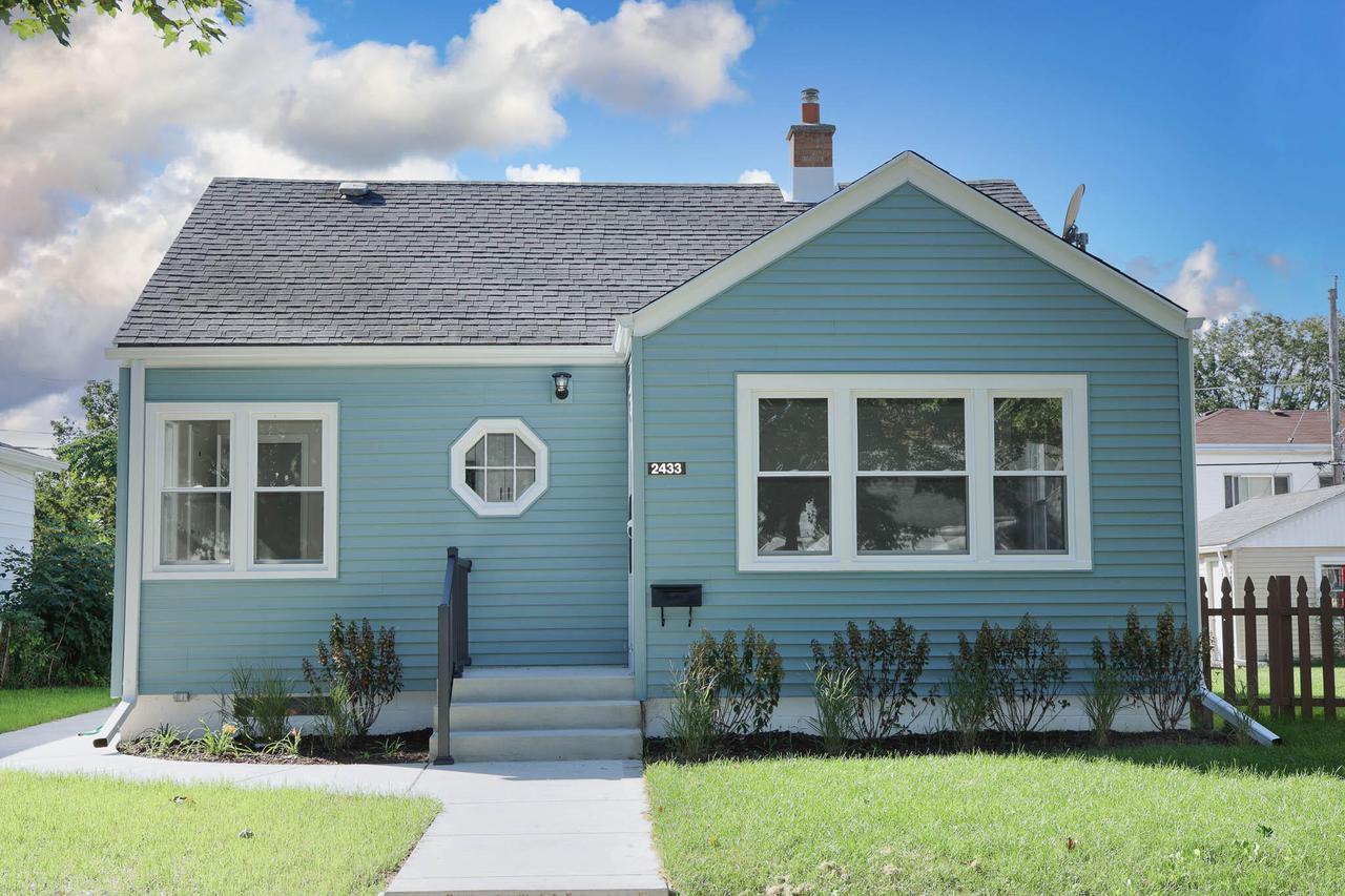 2433 S 74th St, West Allis, WI 53219