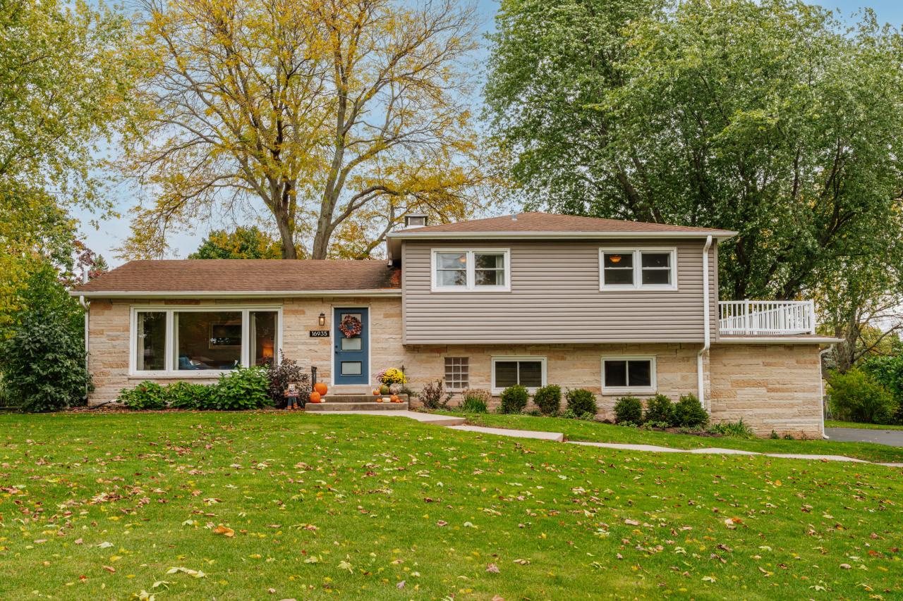 16935 Martha Dr, Brookfield, WI 53005