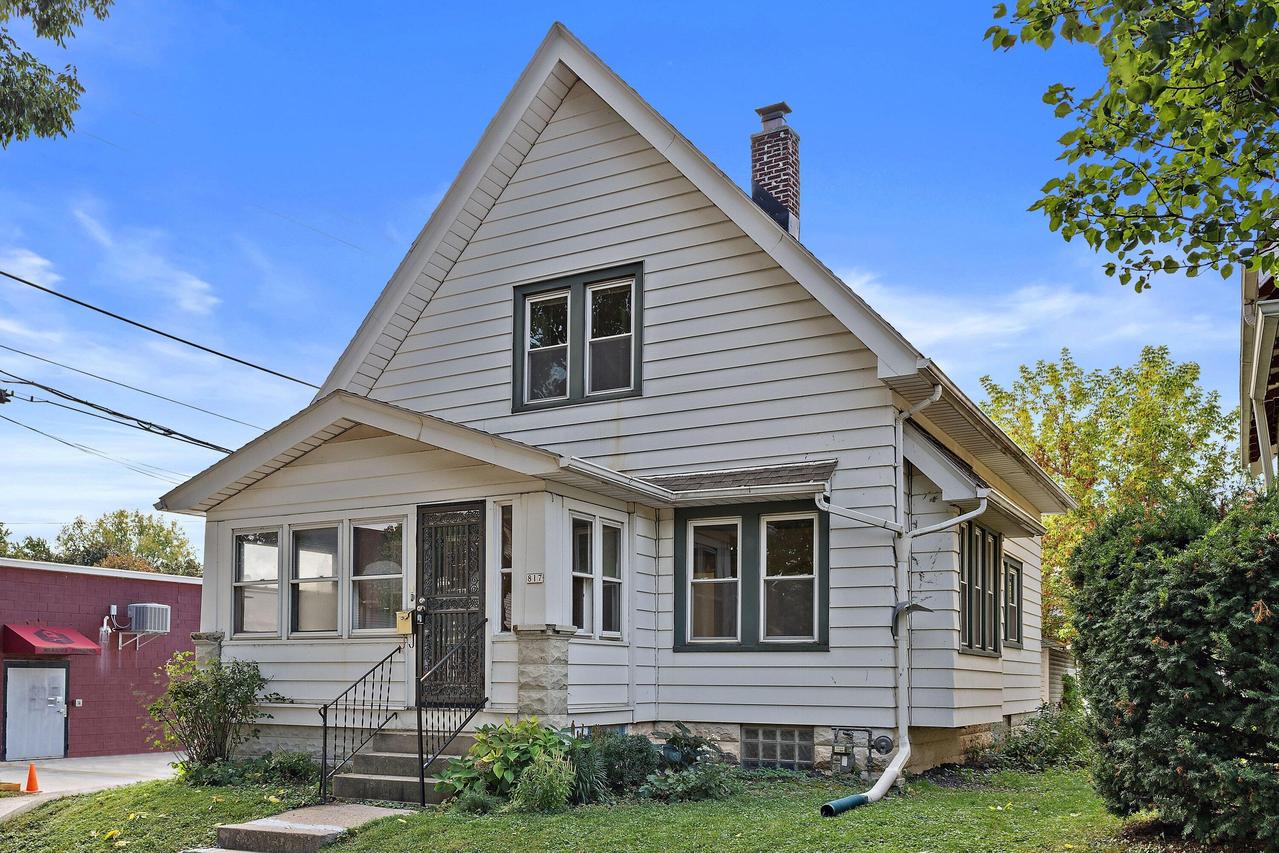 817 E Otjen St, Milwaukee, WI 53207