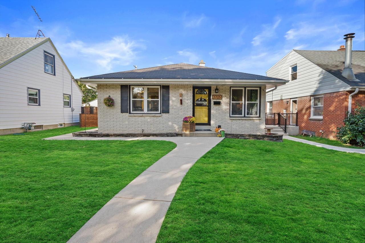 3709 N 100th St, Milwaukee, WI 53222