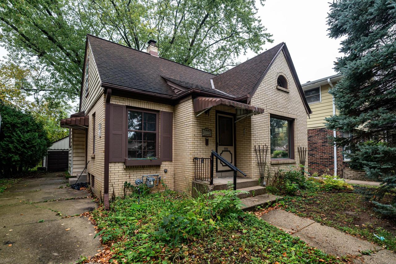 5771 N Ames Ter, Glendale, WI 53209