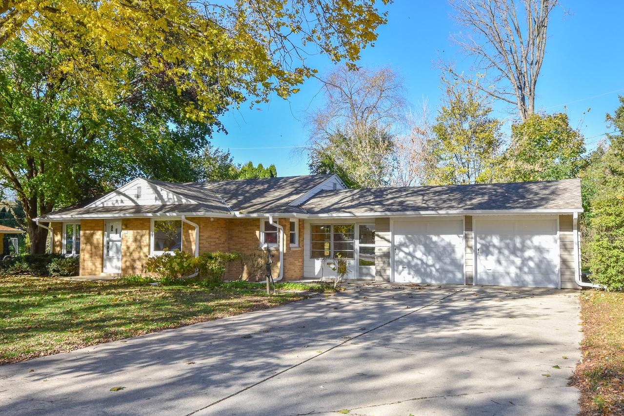 316 Sunny Ln, Thiensville, WI 53092