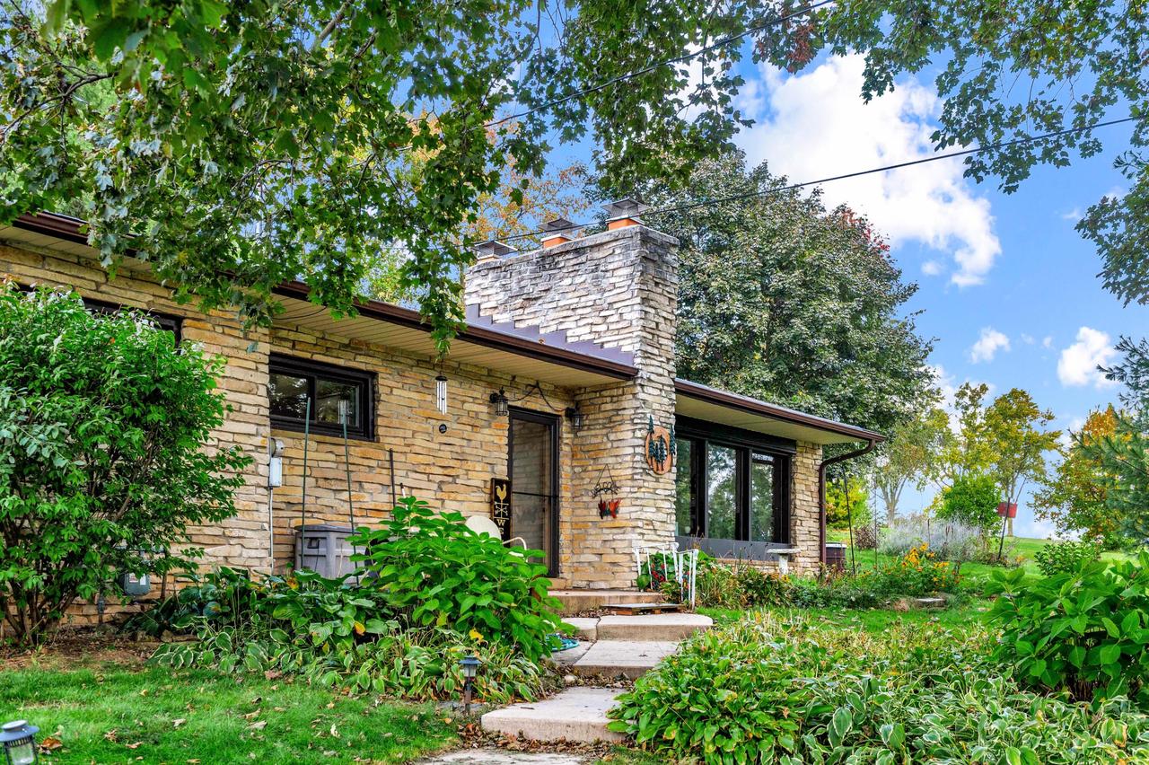 416 Bidwell Ave, Waukesha, WI 53188