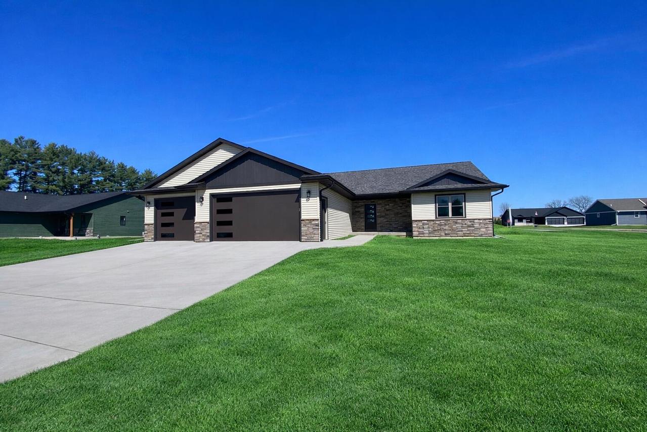 1957 Golden Gate Way, Holmen, WI 54636
