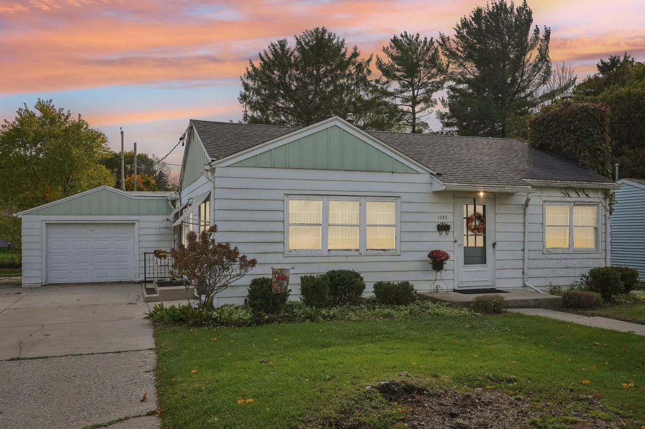 1343 Hillside Dr, Waukesha, WI 53186