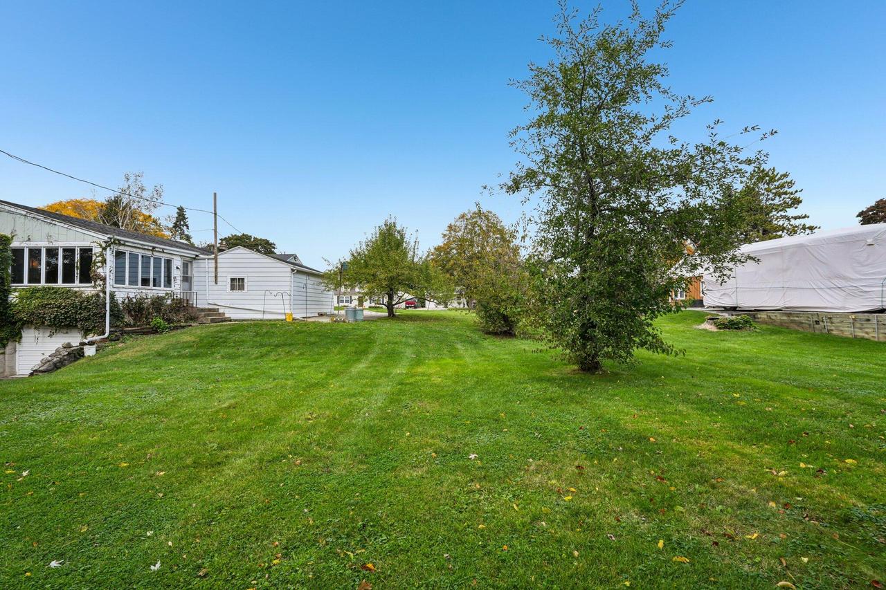 S21W23079 Hillside Dr, Waukesha, WI 53186