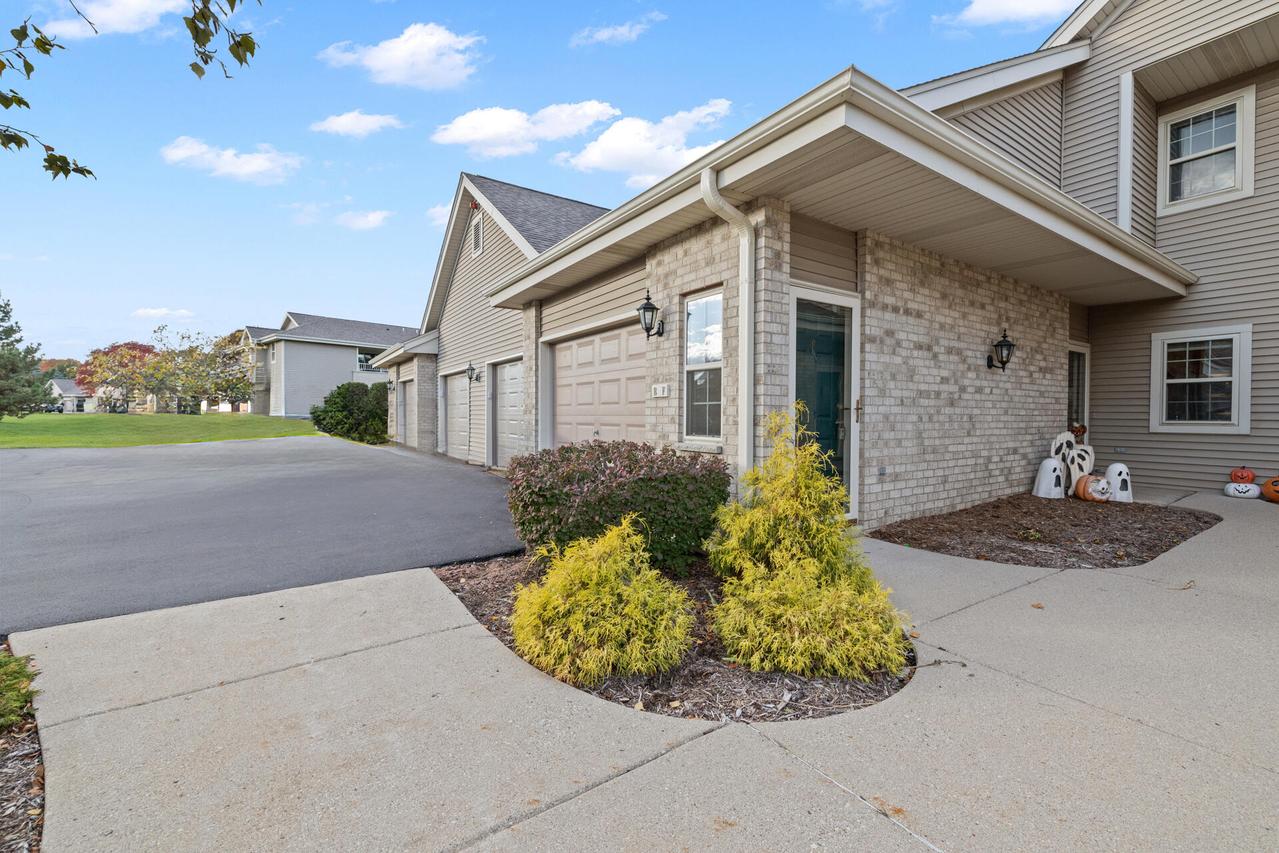 18520 Emerald Cir #F, Brookfield, WI 53045