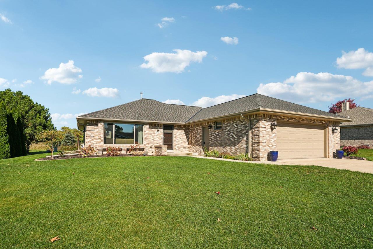 3910 E Greenway Dr, Oak Creek, WI 53154
