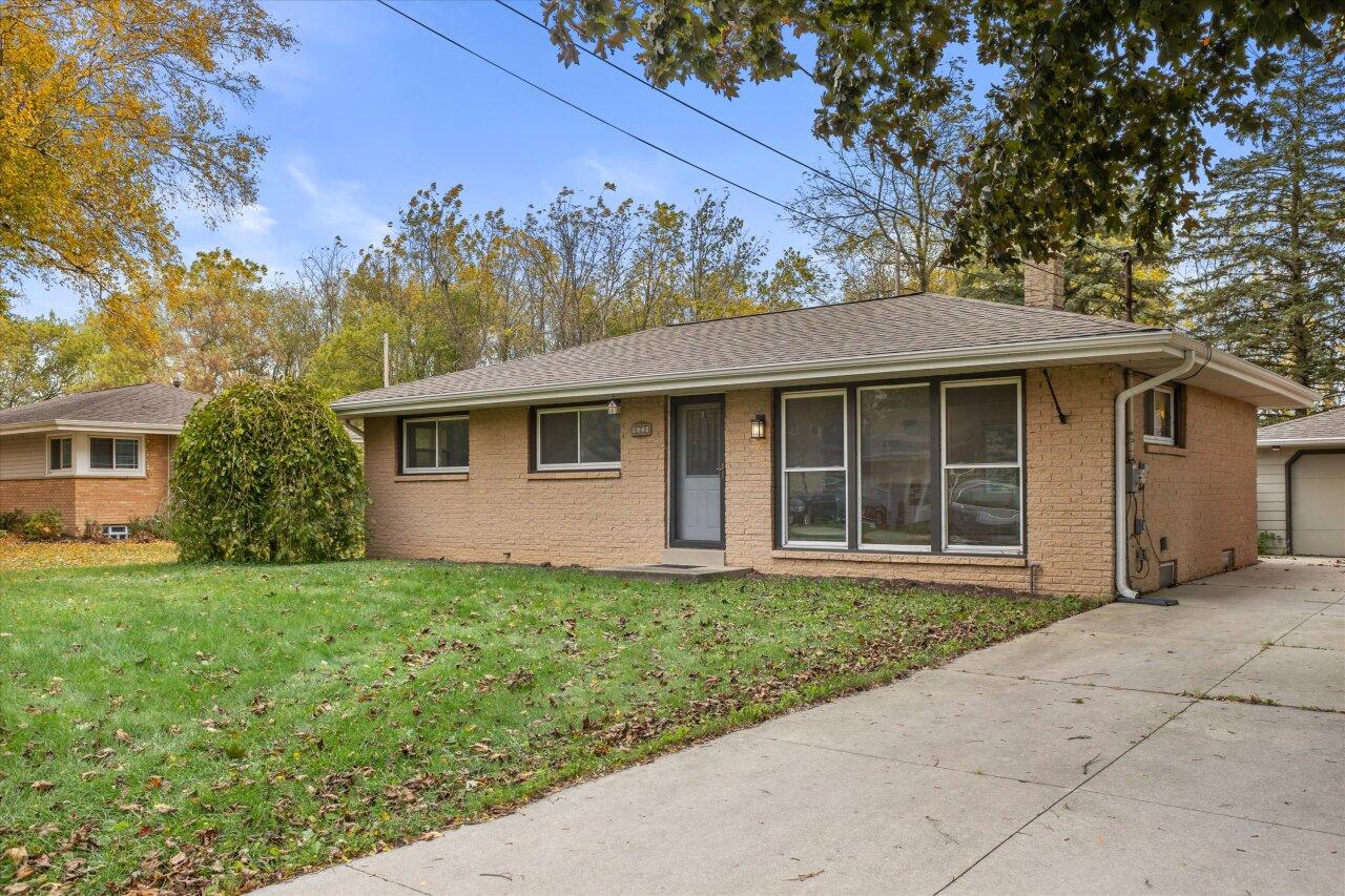9114 S Annette Pl, Oak Creek, WI 53154