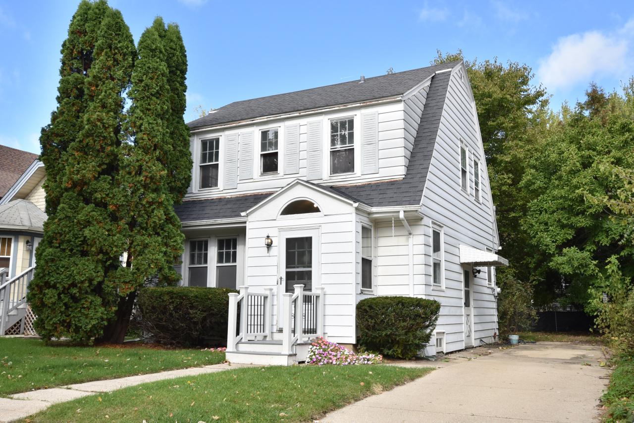 8308 Gridley Ave, Wauwatosa, WI 53213