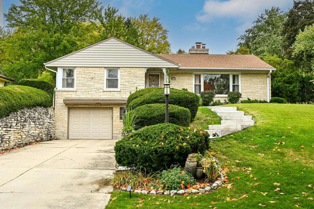 4076 Menomonee River, Wauwatosa, WI 53222